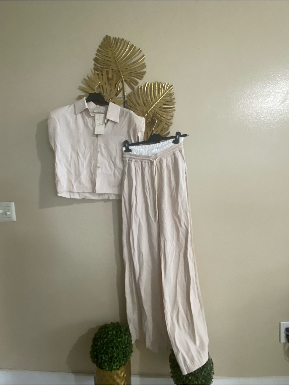 Wide-Leg Light Beige Drawstring Pants conjunto